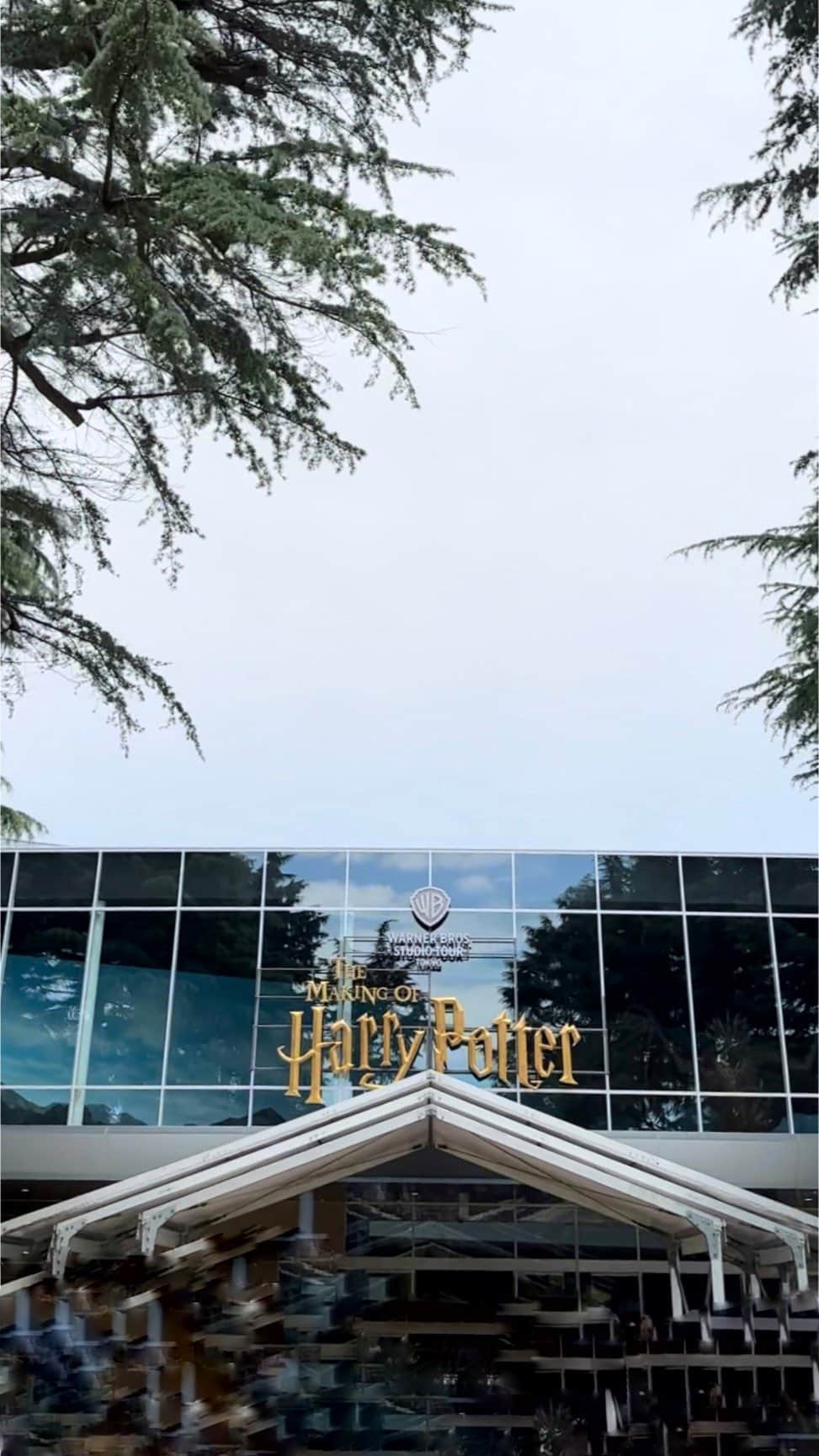 長谷川あやのインスタグラム：「・ 小学生の頃ワクワクしながら本を読んで 中学生の頃映画で感動して 娘が生まれてからは一緒に楽しんで、、、 人生の半分以上付き合っている そんなハリーポッターの スタジオツアー行ってきた👏🥺✨  わたしはこれからも スネイプ先生とマルフォイ推しです🤫💕  #ハリポタツアー#ハリーポッター#子供のいる生活#女の子ママ#小夏のいる生活#4歳」