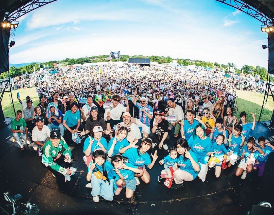 HAN-KUNのインスタグラム：「SAGAN FES 2023  灼熱の野外イベント 今年も参加させて頂き ありがとうございました！！  スタッフの皆さん 出演者の皆さん 会場に集まった皆さん そして 三木君！！  音楽な現場を ありがとうございました！  明日も最高になるはず！  俺は明日は福岡を 湘南乃風として最高に 楽しみます！  Jリーグ30周年の エンターテイメント  サガン鳥栖の皆さん サポーターの皆さん 素晴らしい機会を ありがとうございました！！  #サガン鳥栖 #saganfes @dozan11  @sagantosu_official  @junya_thirdeye」