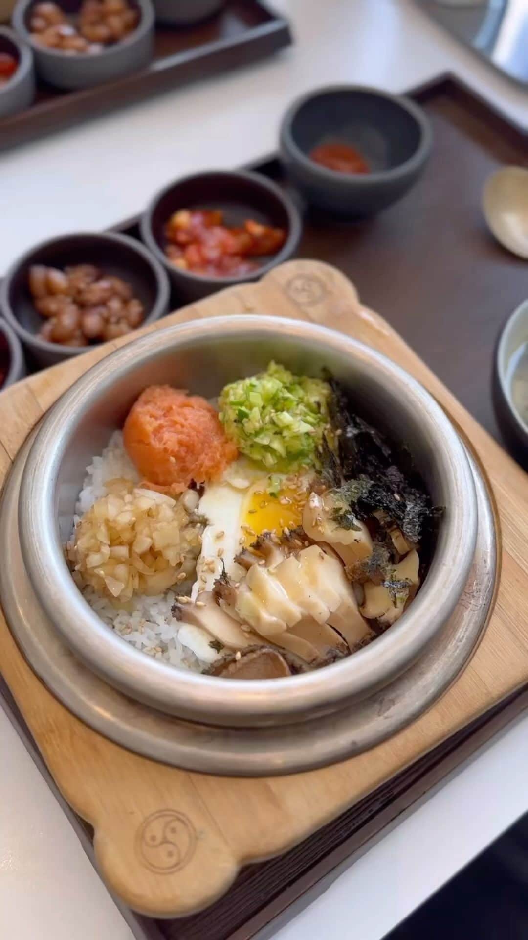 藤川沙弥のインスタグラム：「前回の渡韓でランチに 鮑ビビンバを食べに行きました🤤 めちゃ美味しかった〜♥︎♥︎ 付け合わせもあって自分で辛さ調整できるのも🙆‍♀️ 📍江南にある @surasun_korea」
