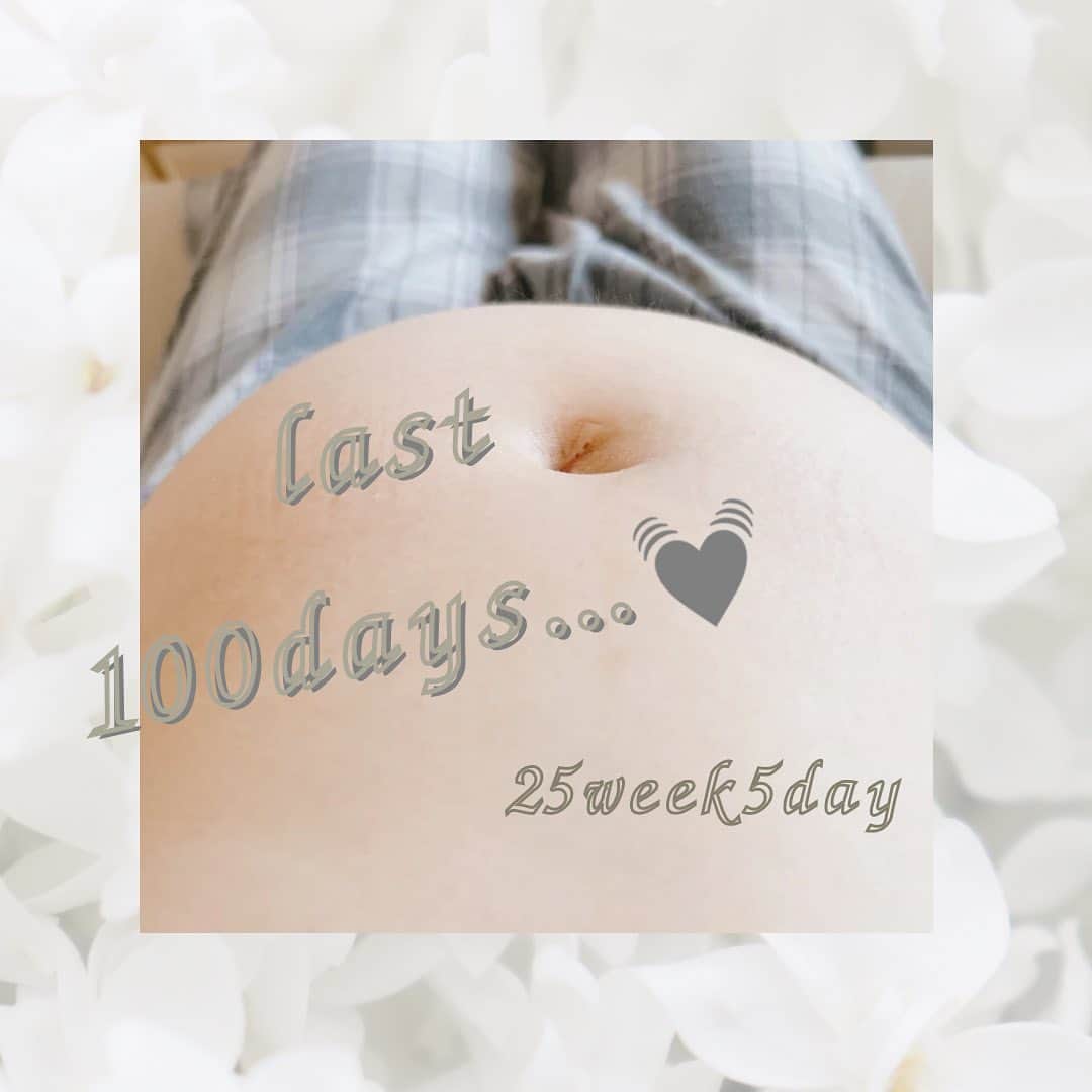 のインスタグラム：「マタニティフォトっぽいの初めて撮ってみた🧸✨  LAST100day...💓  6ヶ月くらいまではあんまりお腹でてこなかったんだけど、7ヶ月目に入ってどんどん出てきました🤰  明日からついに残り2桁になるなんて、あっとゆー間すぎてまだ実感ない…笑  2枚目はみんながよく撮ってる ドーナッツで撮ってみた😊 (ただミスドが食べたかっただけw)  #マタニティフォト #マタニティライフ #selfie #last100days #妊婦 #妊娠記録 #妊娠7ヶ月 #妊娠中期 #ミスタードーナツ #ミスド」