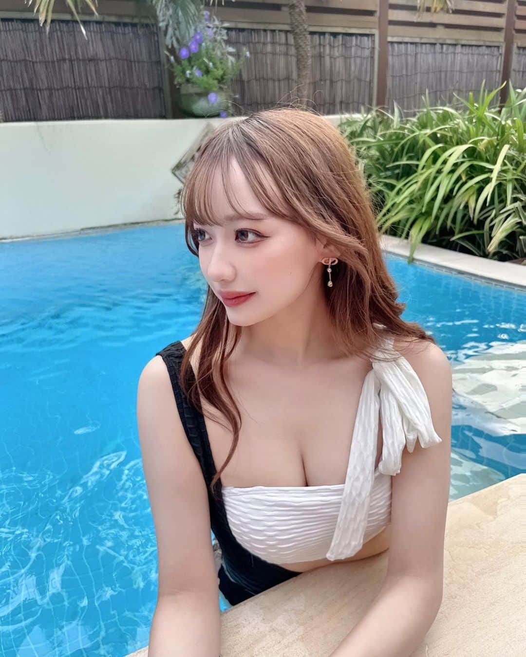 白川れなさんのインスタグラム写真 - (白川れなInstagram)「普段水着載せないからレアです。⁡ ⁡ ⁡ ⁡ ⁡ ⁡ ⁡ ⁡ ⁡ #水着 #プール #ミルクティーベージュ #韓国メイク#fashion #portrait #selfie #随手拍 #網美 #셀카 #패션 #데이트」6月17日 19時15分 - __r_kw