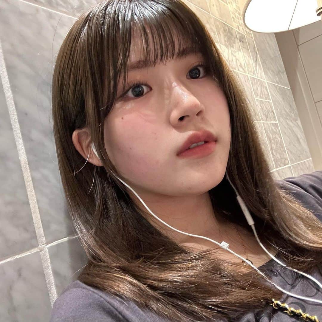 小林花南さんのインスタグラム写真 - (小林花南Instagram)「髪の毛きったった、。 ゴリゴリにレイヤー入れてもらったノダ 暑くて顔赤いです」6月17日 19時16分 - 0i_.flower