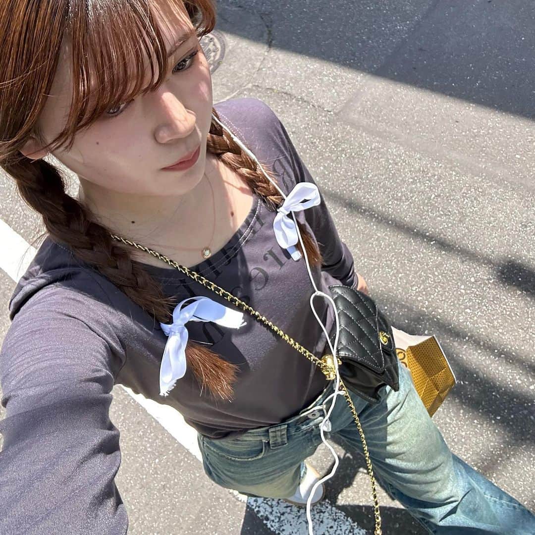 のインスタグラム：「髪の毛きったった、。 ゴリゴリにレイヤー入れてもらったノダ 暑くて顔赤いです」