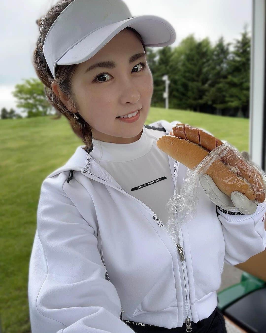 まいまいさんのインスタグラム写真 - (まいまいInstagram)「あむっ♡ 北海道でゴルフした時にスルーだから ハーフターンでホットドッグと唐揚げ食べたよ💛 わんぱく😋🌭  外で食べる軽食とかごはんって 美味しく感じるよね⸜( ´ ꒳ ` )⸝❤️  wear @sy32golf_official  . #まいごるふ#ゴルフ#女子ゴルフ#ゴルフ女子#ゴルフスイング#ゴルフウェア#ゴルフコーデ#maigolf#sy32#sy32bysweetyears#sy32golf#sy32コーデ#golf#golfswing#golfwear#골프#골프스윙#골프중독#골프웨어」6月17日 19時17分 - ___maigolf___