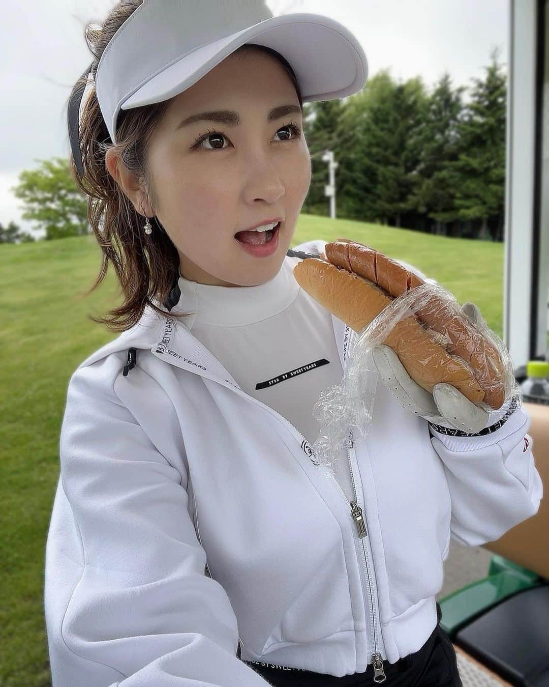 のインスタグラム：「あむっ♡ 北海道でゴルフした時にスルーだから ハーフターンでホットドッグと唐揚げ食べたよ💛 わんぱく😋🌭  外で食べる軽食とかごはんって 美味しく感じるよね⸜( ´ ꒳ ` )⸝❤️  wear @sy32golf_official  . #まいごるふ#ゴルフ#女子ゴルフ#ゴルフ女子#ゴルフスイング#ゴルフウェア#ゴルフコーデ#maigolf#sy32#sy32bysweetyears#sy32golf#sy32コーデ#golf#golfswing#golfwear#골프#골프스윙#골프중독#골프웨어」