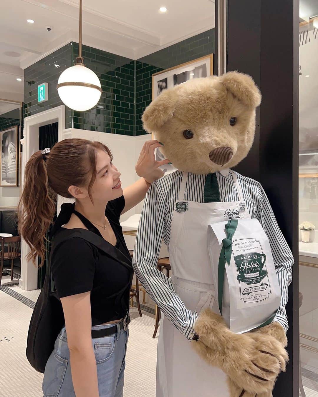 のインスタグラム：「ラルフローレンカフェ☕️🐻🍀  東京いつも並んでるから 大阪で行けてめっちゃ嬉しかった✨  コーヒーもデザートも 美味しかった〜☺️🩷  温めてもらったクッキーが めっちゃ甘くて最高だった🍪❤️ 、 、 、 #つぼみ大革命 #つぼみ #吉本 #よしもと #アイドル #idol #大阪 #東京 #神戸 #ライブ #instagood #いいね #フォローミー #カフェ #カフェ巡り #カフェ好きな人と繋がりたい #カフェスタグラム #カフェ巡り好きな人と繋がりたい #カフェラテ #カフェ部 #カフェ活 #カフェ女子 #ケーキ #スイーツ」
