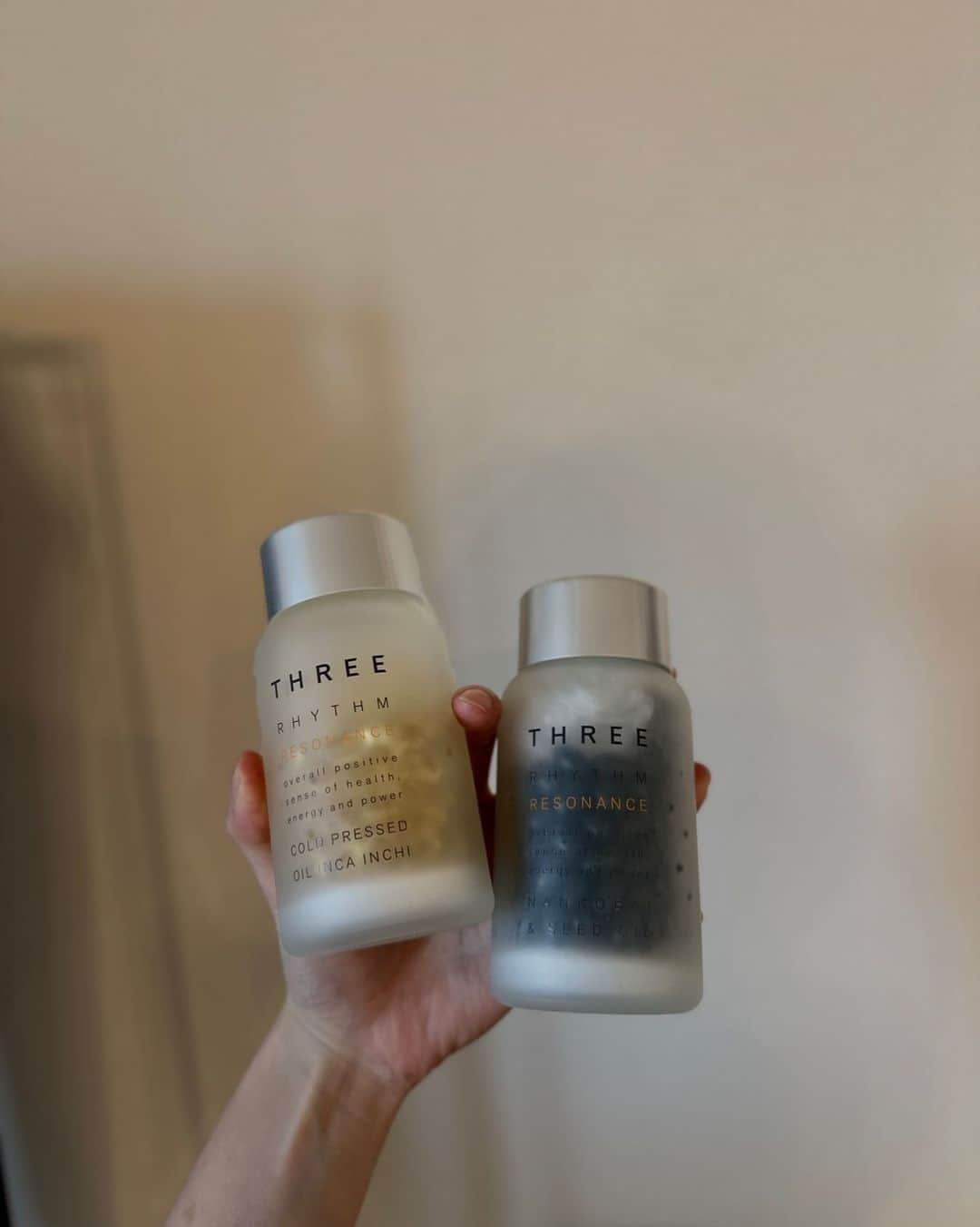 のインスタグラム：「@saki.h912   今飲んでるサプリ @threecosmetics のリズムレゾナンス ナンコウバイ & シードオイル とコールドプレスド オイル インカインチ  右の黒い方が夏のスタミナ不足に効く梅サプリで、この季節限定発売のナンコウバイ＆シードオイル  右の買おうと思って間違えて左を買ってしまったんだけど右も欲しくて両方買ってしまった  今は右の方を飲み始めて一週間くらい経過したところ。  気休めかなと思ってたけど体の重だるさが明らかに違うし 肌の調子がなぜか劇的に良くなった。 肌の密度が濃くなったというかハリが出るというか。  梅を煮詰めて作る梅肉エキスに亜麻仁油、オリーブオイルが入っているらしく 梅雨の時期の体調不良、夏バテに効くらしいです。  毎年夏は食欲も落ちて体力もなくなり 一日中外いると熱中症手前みたいな症状になったりするので、お守りとしてこの季節から対策しておくのが良さそう  私はこれ以外に貧血対策のためにディアナチュラの鉄分を2年以上ずっと飲んでて 鉄不足かなり数値的にも改善されました◎  #threecosmetics #three #サプリ #サプリメント #ナンコウバイ #リズムレゾナンス #夏バテ対策」