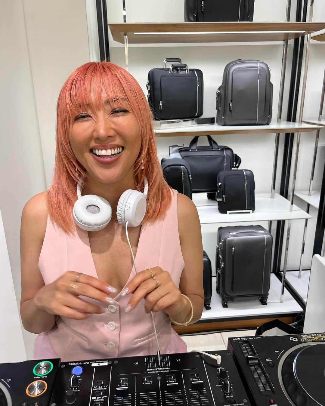 Tigarah e Lauraさんのインスタグラム写真 - (Tigarah e LauraInstagram)「C’était super cool de mixer à un événement de @mclaren @tumitravel collaboration ! Merci beaucoup de m’inviter 🥰🧡 Swipe right pour voir comment je suis nul pour le jeu de Formula 1 😂😭 et mon nouveau sac à dos de @mclaren 😍🧡🧡」6月17日 19時17分 - tigarah