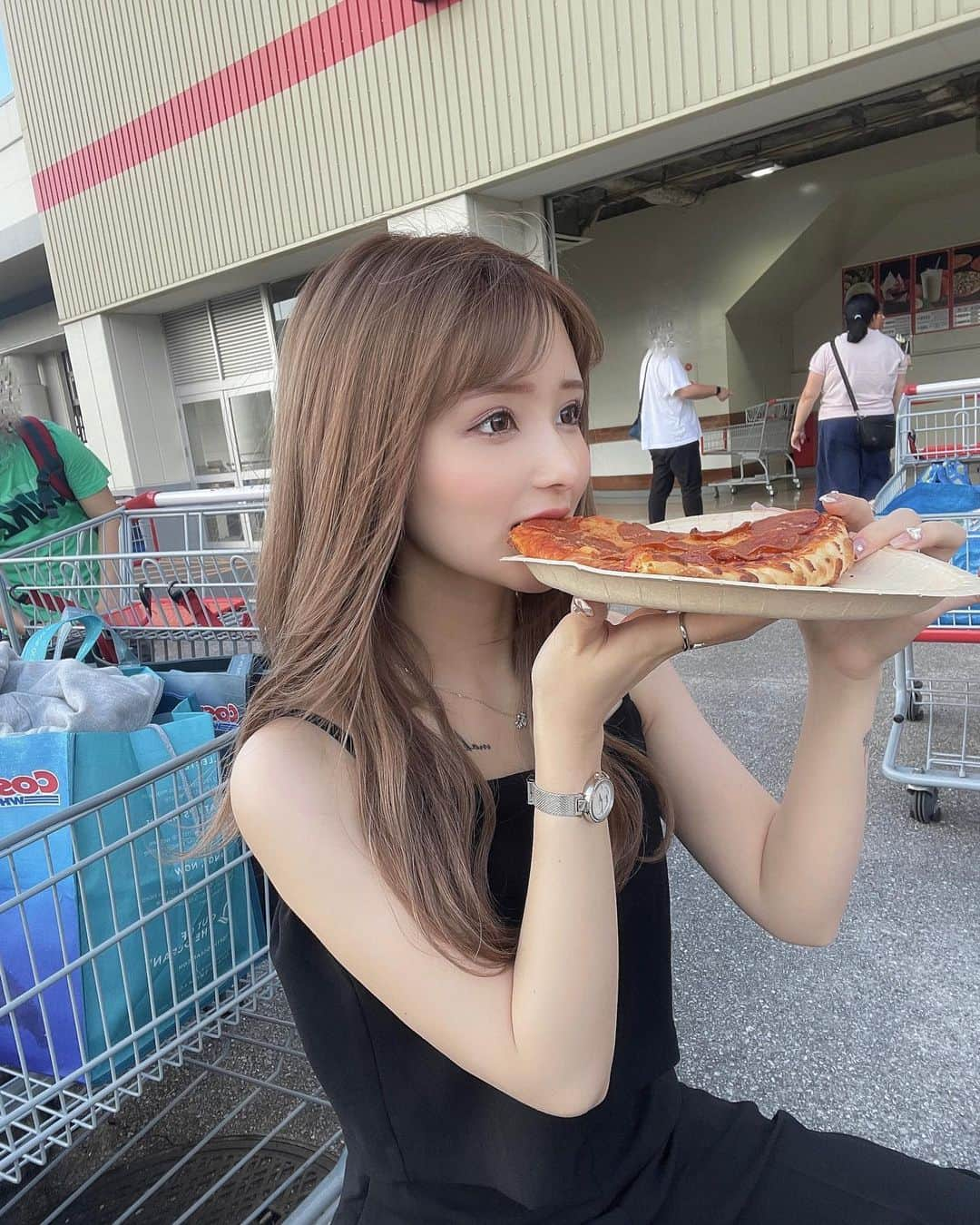 高木美佑のインスタグラム：「. ピザはペパロニが1番好き🍕💭  コストコ、どれも大量すぎて あまり買えなかったﾋﾟｴﾝ  #コストコ #pizza」