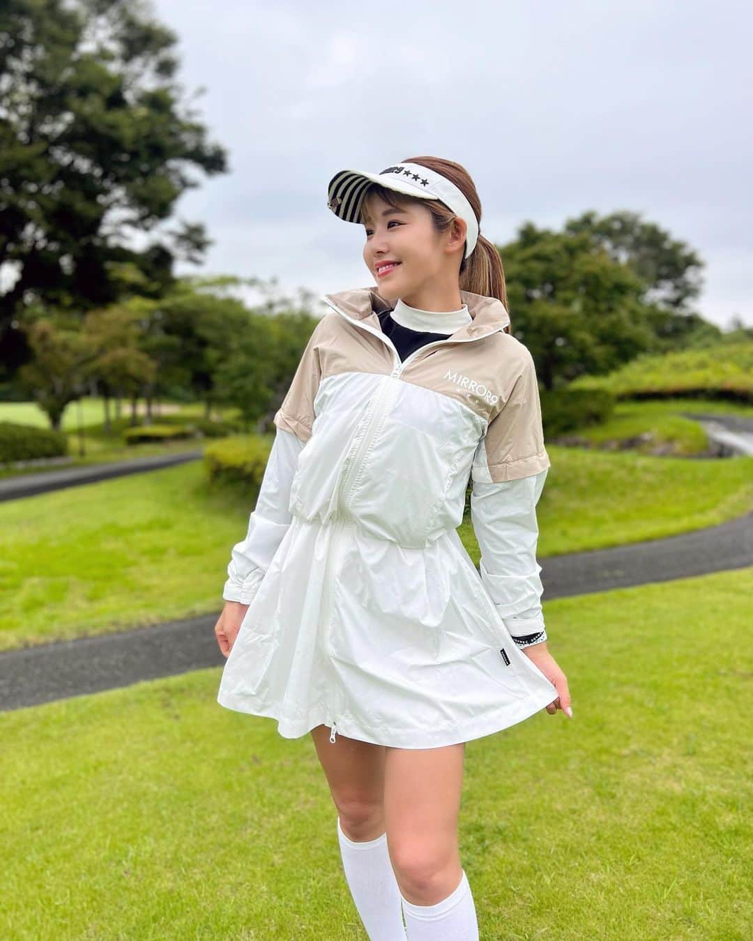 Yuuさんのインスタグラム写真 - (YuuInstagram)「大事なレインウェア❣️ 雨の日も可愛いコーデしたいよね😍  ミラーナインのレインウェアは 半袖にもなるタイプ！ ウエストが絞れるからワンピースみたいで可愛い🩷  今日YouTube配信されるので見てください❣️ 【おはゆうチャンネル】で検索‼️  #元内ゆう #おはゆう#おはゆうチャンネル #ガチゴルフ女子 #ゴルフ女子 #ゴルフバカ#ミラーナイン #ミラーナインゴルフ #mirror9 #mirror9golf  #レインウェア」6月17日 19時27分 - yuu1115yuu