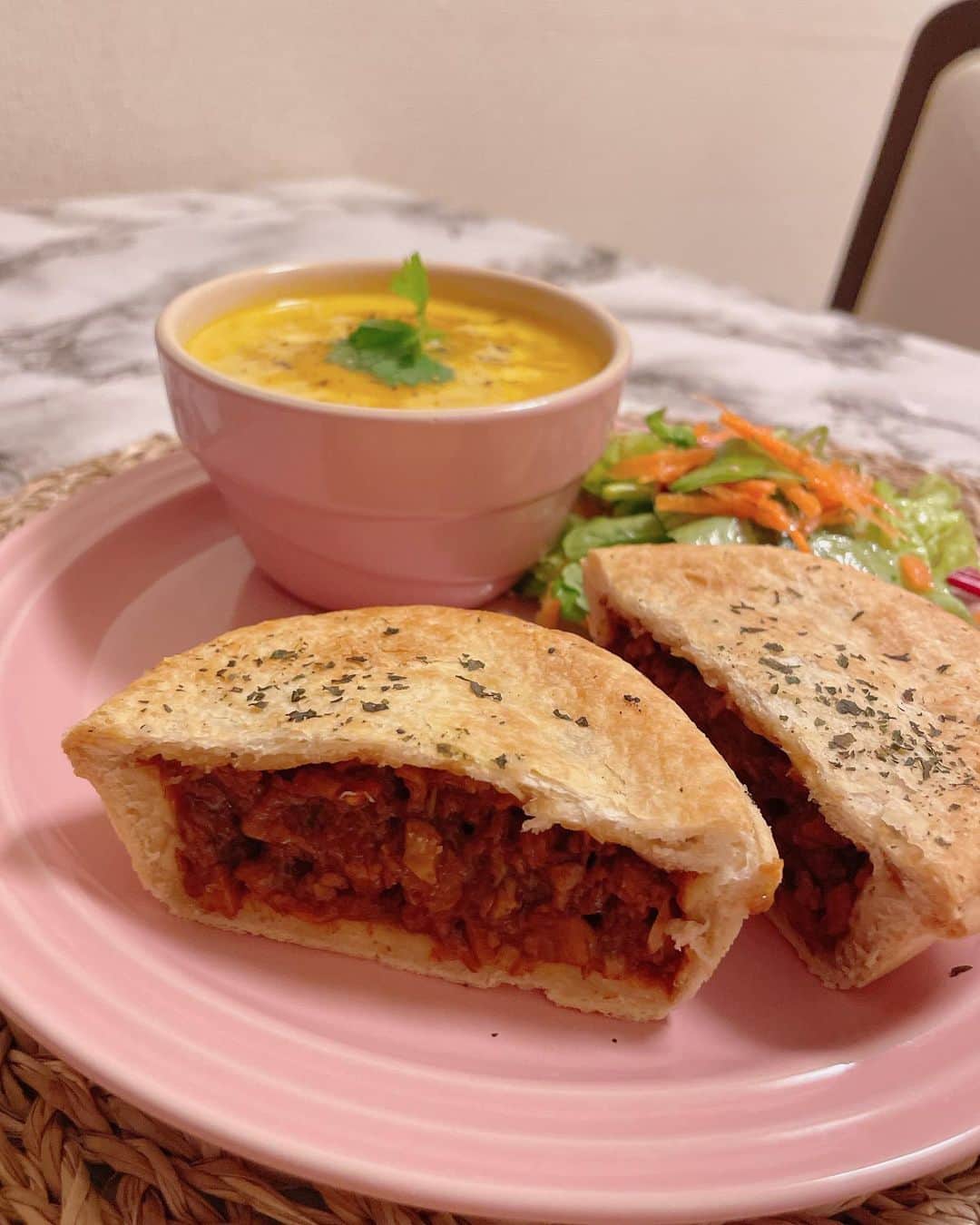 エリカ・セイラさんのインスタグラム写真 - (エリカ・セイラInstagram)「Vegan Aussie meat pie😍😍😍 @fourntwentyjp  @piequeentokyo  オーストラリアの国民食🇦🇺🥧❤️学校のお昼休みや放課後によく食べていた思い出の味🥺プラントベースでこんなに美味しいミートパイが食べれるなんて感激🇦🇺🥧❤️  #vegan #vegetarian #plantbased #aussiemeatpies #meatpie #fourntwenty #fourntwentypies #ミートパイ #ヴィーガン #ベジタリアン #プラントベース #🇦🇺 #pie #ヴィーガン料理 #veganfood #veganlife #veganfoodshare #veganrecipes #veganism #veganfoodporn #ヴィーガンレシピ #lecreuset #ルクルーゼ #パイ #フォーントゥエンティパイ #🥧 #オーストラリア #vegandinner #veganaustralia #plantbasedfood」6月17日 19時27分 - erica_sarah_