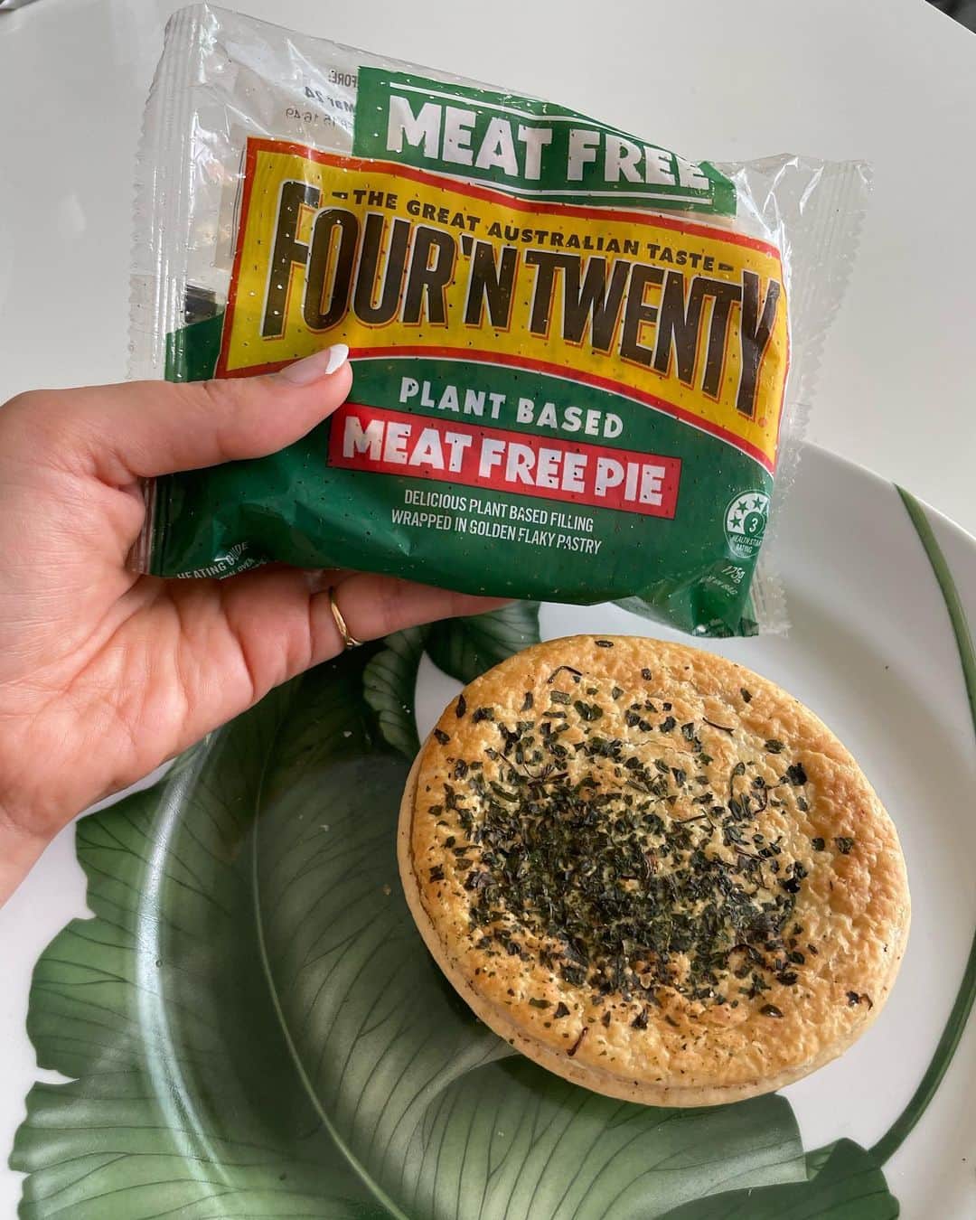 エリカ・セイラさんのインスタグラム写真 - (エリカ・セイラInstagram)「Vegan Aussie meat pie😍😍😍 @fourntwentyjp  @piequeentokyo  オーストラリアの国民食🇦🇺🥧❤️学校のお昼休みや放課後によく食べていた思い出の味🥺プラントベースでこんなに美味しいミートパイが食べれるなんて感激🇦🇺🥧❤️  #vegan #vegetarian #plantbased #aussiemeatpies #meatpie #fourntwenty #fourntwentypies #ミートパイ #ヴィーガン #ベジタリアン #プラントベース #🇦🇺 #pie #ヴィーガン料理 #veganfood #veganlife #veganfoodshare #veganrecipes #veganism #veganfoodporn #ヴィーガンレシピ #lecreuset #ルクルーゼ #パイ #フォーントゥエンティパイ #🥧 #オーストラリア #vegandinner #veganaustralia #plantbasedfood」6月17日 19時27分 - erica_sarah_