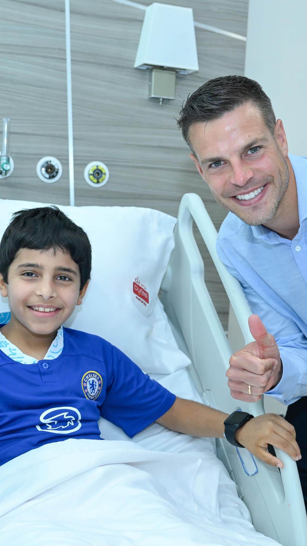 セサル・アスピリクエタのインスタグラム：「Happy to visit an incredible young fan, Khalifa, at @burjeelmedicity .I missed meeting him in 2022 when we lifted the FIFA Club World Cup in Abu Dhabi. It was a pleasure to interact with him and his family. Keep fighting and know that all of us at @ChelseaFC are with you. You are an inspiration 💪🏻」