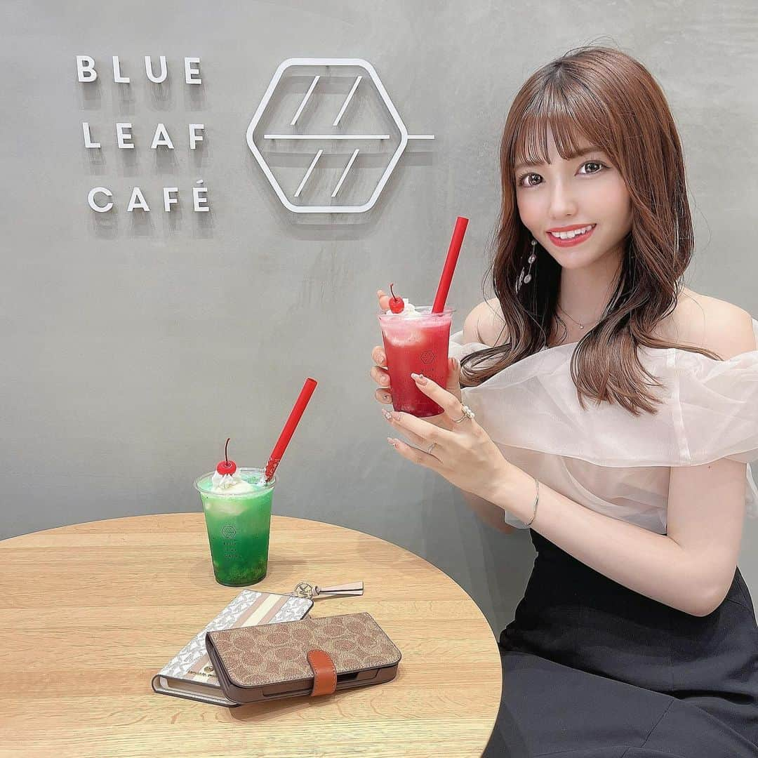 木村優凛さんのインスタグラム写真 - (木村優凛Instagram)「*** 《 BLUE LEAF CAFÉ 名古屋店》 * 📍名古屋/中村 (名古屋ゲートタワー2F) * 前回の春メニューに引き続き 今回は夏の新作メニューのレセプションに 参加させてもらったよ🌻´-  外が暑かったからアイスも食べたくて ▽ ミックスベリーのクリームソーダ ▽ メロンとキウイのクリームソーダ にしたよ♡♡  見た目もポップでかわいくて味も抜群に美味しいの‎🥰  撮影終わりで洋服が ドリンクと合ってないのは許して🤣← ﹏﹏﹏﹏﹏﹏﹏﹏﹏﹏﹏  そしてこちらのカフェはKDDIさんが運営されてて カフェの隣にはauショップさんが併設されてるよ📱✌🏻 ̖́- * カフェの待ち時auショップさんで 最新機種の携帯を覗いたりもできちゃう😳♡  スマホケースの種類も 豊富に取り揃えられててブランドのスマホケースも𖤐´- ﹏﹏﹏﹏﹏﹏﹏﹏﹏﹏﹏  名古屋駅でちょっとした 立ち寄れるカフェを探してた方 ぜひ立ち寄ってみてね𓂃𓂂🍃 * * * #blueleafcafe名古屋#ブルーリーフカフェ#ブルーリーフカフェ名古屋#blueleafcafe夏メニュー#au#austyle#kddi直営店 #austyle_tgm#auplus1collection#名古屋カフェ巡り #名古屋カフェ #名古屋 #栄カフェ #名古屋スイーツ #隠れ家カフェ #名古屋カフェ巡り #cafe #cafe巡り #カフェスタグラム #トワカフェ #癒しカフェ #カフェデート #フォトジェニック #スイーツ巡り #カフェ巡り #カフェ好き #カフェめぐり #女子旅 #女子会 #インスタ映え」6月17日 19時19分 - yurimelooooo