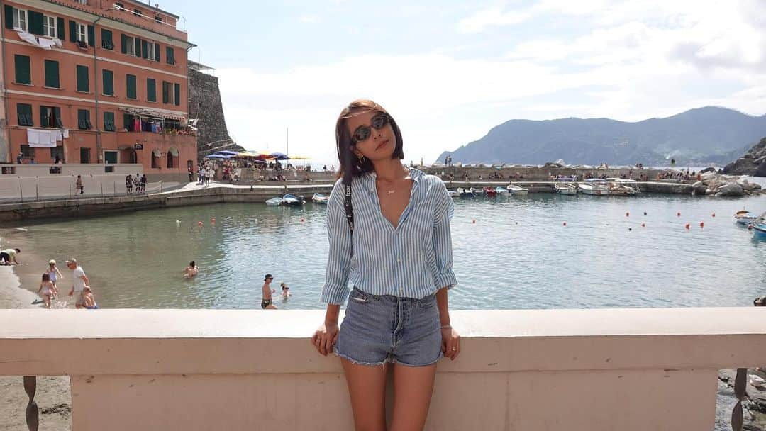 安保彩世のインスタグラム：「Cinque Terre,Italy🇮🇹  海外の海って本当に大好き 日帰りでCinque Terre回ったから海に飛び込むことはできなかったから今度は入ってみたいなぁ〜 すごい透明な水で素敵だったなぁ🤍✨」