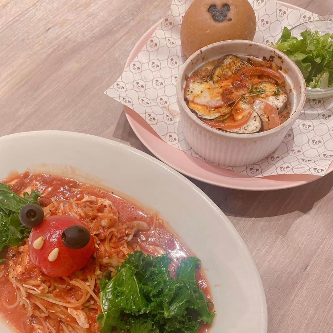 颯希有翔さんのインスタグラム写真 - (颯希有翔Instagram)「🍽️✨💛  あちゃ#清華蘭 ちゃんと一緒に#ディズニーハーベストマーケット へ✨先日アナハイムのディズニーから帰ってきたあちゃとディズニー話に花が咲きました🌸 そして可愛い月組カラーのカチューシャをくれました💛（嬉しすぎてその場ですぐ着ける） これ着けてパーク行くの楽しみ🌙  #ディズニー #カチューシャ  #宝塚歌劇団 #宝塚og  #月組 #公演再開 おめでとう🥺」6月17日 19時23分 - yuto_hayaki