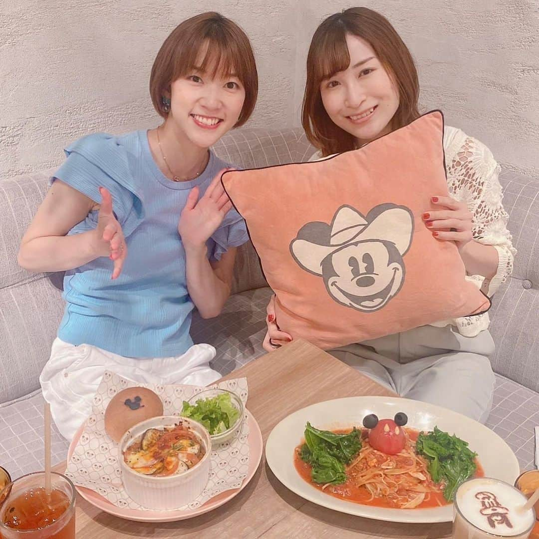 颯希有翔のインスタグラム：「🍽️✨💛  あちゃ#清華蘭 ちゃんと一緒に#ディズニーハーベストマーケット へ✨先日アナハイムのディズニーから帰ってきたあちゃとディズニー話に花が咲きました🌸 そして可愛い月組カラーのカチューシャをくれました💛（嬉しすぎてその場ですぐ着ける） これ着けてパーク行くの楽しみ🌙  #ディズニー #カチューシャ  #宝塚歌劇団 #宝塚og  #月組 #公演再開 おめでとう🥺」