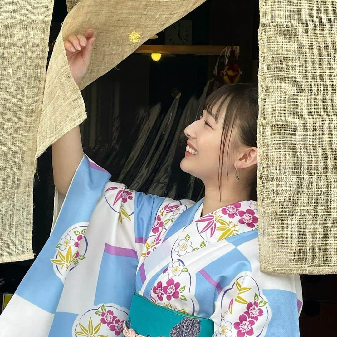 のインスタグラム：「・ るるぶFREEさんの撮影で、 飛騨高山に行ってきました！  美味しいものを沢山食べたり、色々な場所を観光したり、 とっても楽しかったです！  水色のお着物とっても可愛かったです💞   #飛騨高山   #るるぶ   #着物」