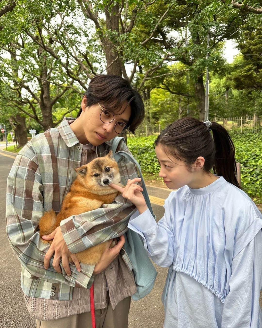 王様に捧ぐ薬指のインスタグラム：「💍  ／ 　最終話の放送まであと3日🐶🩵 ＼  こちらも9話のラストで、ネギのお散歩をしていた 綾華さんと神山くんのオフショット📸  ネギと神山くん新鮮なショットです🐶❕ 何の映画をこの後2人は見に行ったのでしょうか😌💭  第1〜3話と最新話はTVerにて見逃し配信中です📱 ダイジェストもあります💨💨 最終話の放送前にぜひおかわりしてください🐶♥️  #王様に捧ぐ薬指 #王ささ  #橋本環奈 #環奈ちゃん #山田涼介 (#HeySayJUMP) #坂東龍汰  #長尾謙杜 (#なにわ男子) #森永悠希 #北村匠海 #塚地武雅  #利重剛 #りょう #松嶋菜々子  #TBS #火曜ドラマ  #小学館 #春ドラマ #ラブコメ #胸キュン  #ドラマ好きな人と繋がりたい  #プロポーズ #夫婦 #夫婦バトル　 #最終話は6月20日よる10時放送🐶」