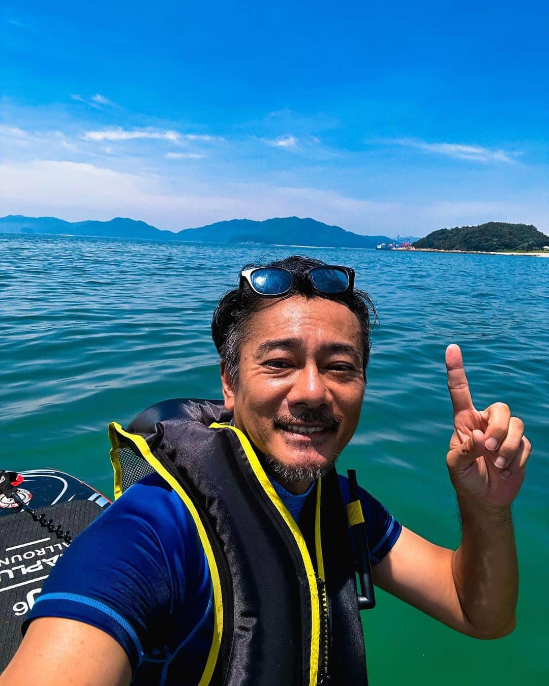 元木行哉さんのインスタグラム写真 - (元木行哉Instagram)「⁡ 今シーズン、初supして来ました！ 気持ちいい〜。 ⁡ そしてランチは、ビーチのそばにあるお気に入り王道ハンバーガーショップ・ #kuti (クティ)さんのハンバーガー🍔 今日はハワイアンチーズ。パイナップルが入っています。 KUTIさんのハンバーガーはホント美味しい‼︎  大好きな夏＆海！ ⁡ #sup  #夏  #humburger  #瀬戸内  #虹ヶ浜  #山口県  #光市  #海  #元木行哉」6月17日 19時29分 - ikuya_motoki