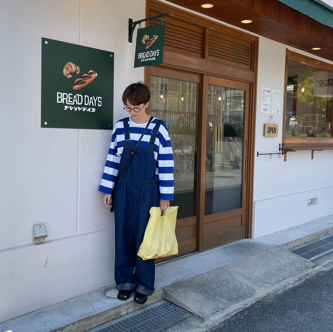 きのこさんのインスタグラム写真 - (きのこInstagram)「🥐🍞🥖話  私は食べ物の中で米と同じくらいパンが好きでして。  ちなみに好きなパンは、子どもの頃からは、明太フランスやベーコンエピ  大人になってから、塩パンやクロワッサンが好きになりました🥐  東京で住んでいた時も必ずパン屋さんに足を運んでいました。  神戸に戻ってから  【パン屋さん巡り絶対したい!!】  って強く思っていて、まずは、気になっていたパン屋さん @bread__days さんへ。  前回行った時はお休みで、やっと開いてて嬉!!  彼と一緒に朝のパン選び。 美味しいそうなパンがたっくさんあったのですが、やっぱり必ず塩のパンは買う笑  そして、クロワッサンも!!!  美味しそうな香りに誘われて、2日分まるっと贅沢購入。  １週間頑張ったからね、とご褒美です。  明日も朝楽しみだ〜☺︎  --------------  お洋服のクレジットは以下です☺︎  TOPS/  @leminor.fr × @veritecoeur_atelier  OVERALL/ @outil_vetements  BAG/ @n25_leathercraft  sandal/ @paraboot_official_japan   ------------------  #パン屋#パン屋巡り #パン好き #パン屋さん #神戸グルメ #神戸パン #神戸パン屋 #神戸パン屋巡り #オーバーオール #ボーダー#outil #ウティ#ボーダートップス #ルミノア #ボーダーコーデ #サンダル女子 #サンダルコーデ #オーバーオール女子 #オーバーオール部」6月17日 19時32分 - kinoooooooko3