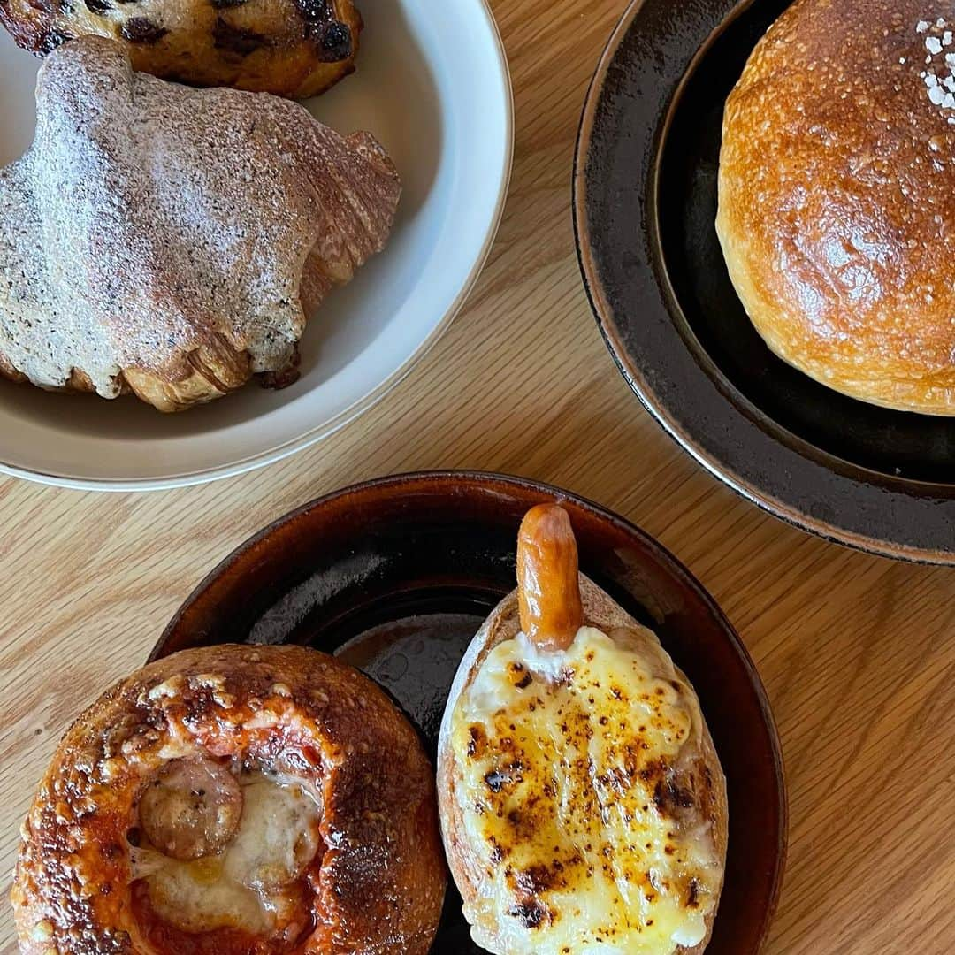 きのこさんのインスタグラム写真 - (きのこInstagram)「🥐🍞🥖話  私は食べ物の中で米と同じくらいパンが好きでして。  ちなみに好きなパンは、子どもの頃からは、明太フランスやベーコンエピ  大人になってから、塩パンやクロワッサンが好きになりました🥐  東京で住んでいた時も必ずパン屋さんに足を運んでいました。  神戸に戻ってから  【パン屋さん巡り絶対したい!!】  って強く思っていて、まずは、気になっていたパン屋さん @bread__days さんへ。  前回行った時はお休みで、やっと開いてて嬉!!  彼と一緒に朝のパン選び。 美味しいそうなパンがたっくさんあったのですが、やっぱり必ず塩のパンは買う笑  そして、クロワッサンも!!!  美味しそうな香りに誘われて、2日分まるっと贅沢購入。  １週間頑張ったからね、とご褒美です。  明日も朝楽しみだ〜☺︎  --------------  お洋服のクレジットは以下です☺︎  TOPS/  @leminor.fr × @veritecoeur_atelier  OVERALL/ @outil_vetements  BAG/ @n25_leathercraft  sandal/ @paraboot_official_japan   ------------------  #パン屋#パン屋巡り #パン好き #パン屋さん #神戸グルメ #神戸パン #神戸パン屋 #神戸パン屋巡り #オーバーオール #ボーダー#outil #ウティ#ボーダートップス #ルミノア #ボーダーコーデ #サンダル女子 #サンダルコーデ #オーバーオール女子 #オーバーオール部」6月17日 19時32分 - kinoooooooko3