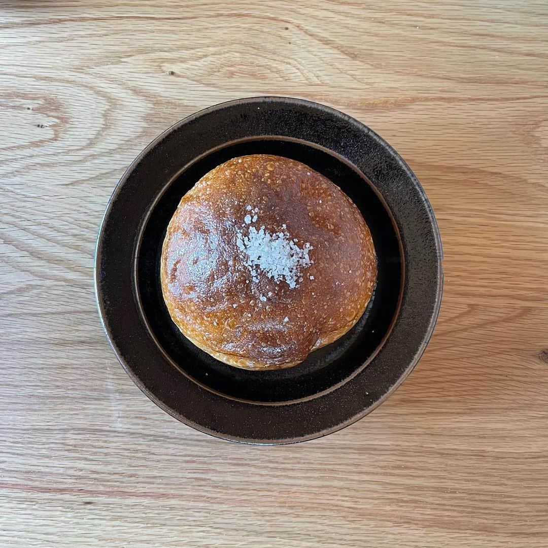 きのこさんのインスタグラム写真 - (きのこInstagram)「🥐🍞🥖話  私は食べ物の中で米と同じくらいパンが好きでして。  ちなみに好きなパンは、子どもの頃からは、明太フランスやベーコンエピ  大人になってから、塩パンやクロワッサンが好きになりました🥐  東京で住んでいた時も必ずパン屋さんに足を運んでいました。  神戸に戻ってから  【パン屋さん巡り絶対したい!!】  って強く思っていて、まずは、気になっていたパン屋さん @bread__days さんへ。  前回行った時はお休みで、やっと開いてて嬉!!  彼と一緒に朝のパン選び。 美味しいそうなパンがたっくさんあったのですが、やっぱり必ず塩のパンは買う笑  そして、クロワッサンも!!!  美味しそうな香りに誘われて、2日分まるっと贅沢購入。  １週間頑張ったからね、とご褒美です。  明日も朝楽しみだ〜☺︎  --------------  お洋服のクレジットは以下です☺︎  TOPS/  @leminor.fr × @veritecoeur_atelier  OVERALL/ @outil_vetements  BAG/ @n25_leathercraft  sandal/ @paraboot_official_japan   ------------------  #パン屋#パン屋巡り #パン好き #パン屋さん #神戸グルメ #神戸パン #神戸パン屋 #神戸パン屋巡り #オーバーオール #ボーダー#outil #ウティ#ボーダートップス #ルミノア #ボーダーコーデ #サンダル女子 #サンダルコーデ #オーバーオール女子 #オーバーオール部」6月17日 19時32分 - kinoooooooko3