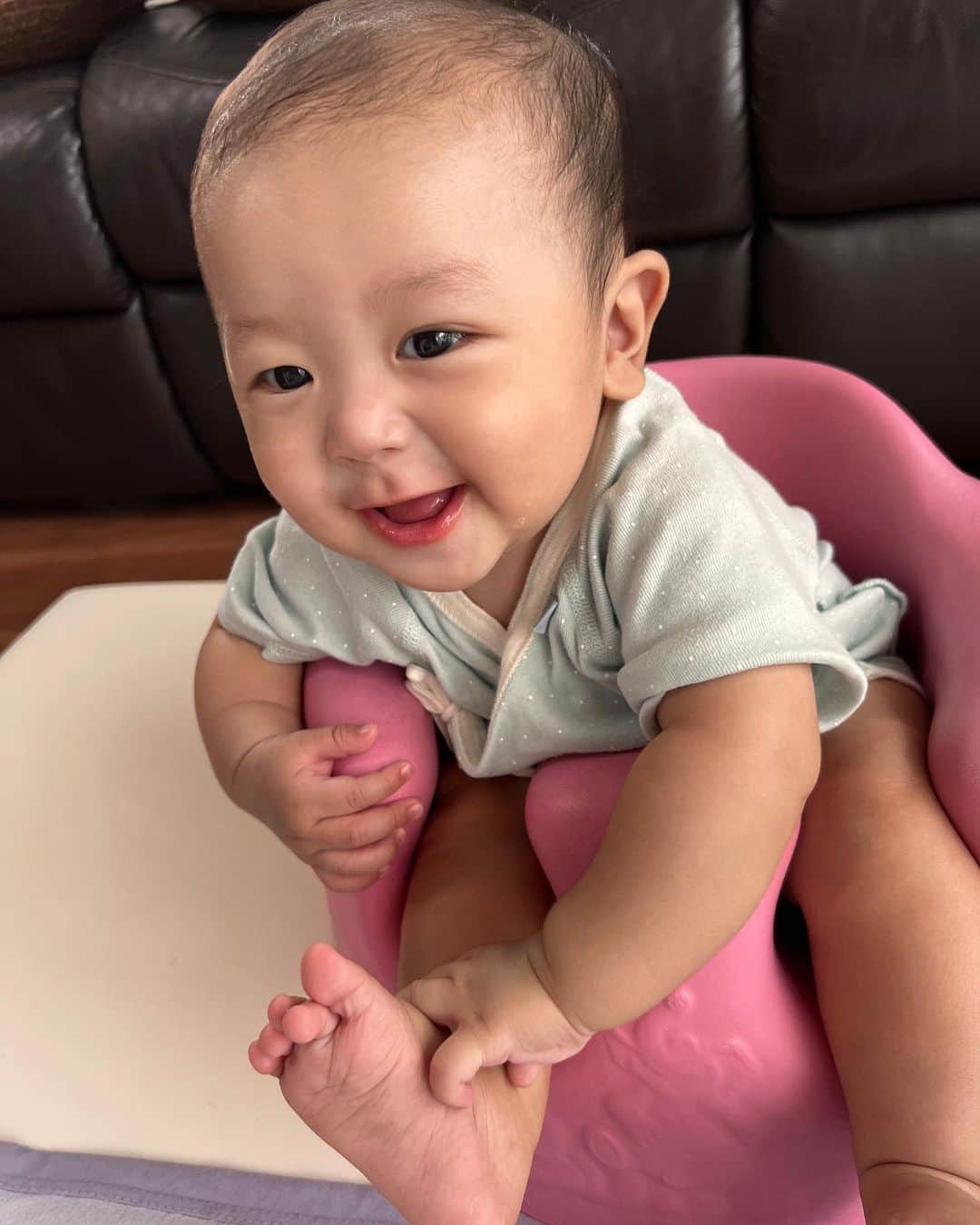 樋浦結花さんのインスタグラム写真 - (樋浦結花Instagram)「・ ご機嫌りっくん🩷  週末はパパとお出かけできるから ずーっと楽しそうだね🤭💕  #生後6ヶ月  #6ヶ月ベビー #第一子出産 #寅年ベビー #新米ママ #子育てママ #令和4年ベビー #12月生まれ #親バカ部 #親バカ #ママリ #ベビフル #コドモノ #赤ちゃんのいる暮らし #赤ちゃんのいる生活 #男の子ママ #男の子ベビー #ベビスタグラム #薄毛ボーイ #薄毛ベビー」6月17日 19時34分 - hiura_yuika