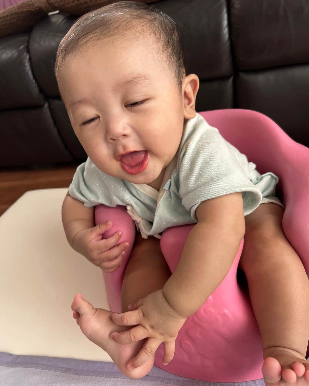 樋浦結花さんのインスタグラム写真 - (樋浦結花Instagram)「・ ご機嫌りっくん🩷  週末はパパとお出かけできるから ずーっと楽しそうだね🤭💕  #生後6ヶ月  #6ヶ月ベビー #第一子出産 #寅年ベビー #新米ママ #子育てママ #令和4年ベビー #12月生まれ #親バカ部 #親バカ #ママリ #ベビフル #コドモノ #赤ちゃんのいる暮らし #赤ちゃんのいる生活 #男の子ママ #男の子ベビー #ベビスタグラム #薄毛ボーイ #薄毛ベビー」6月17日 19時34分 - hiura_yuika