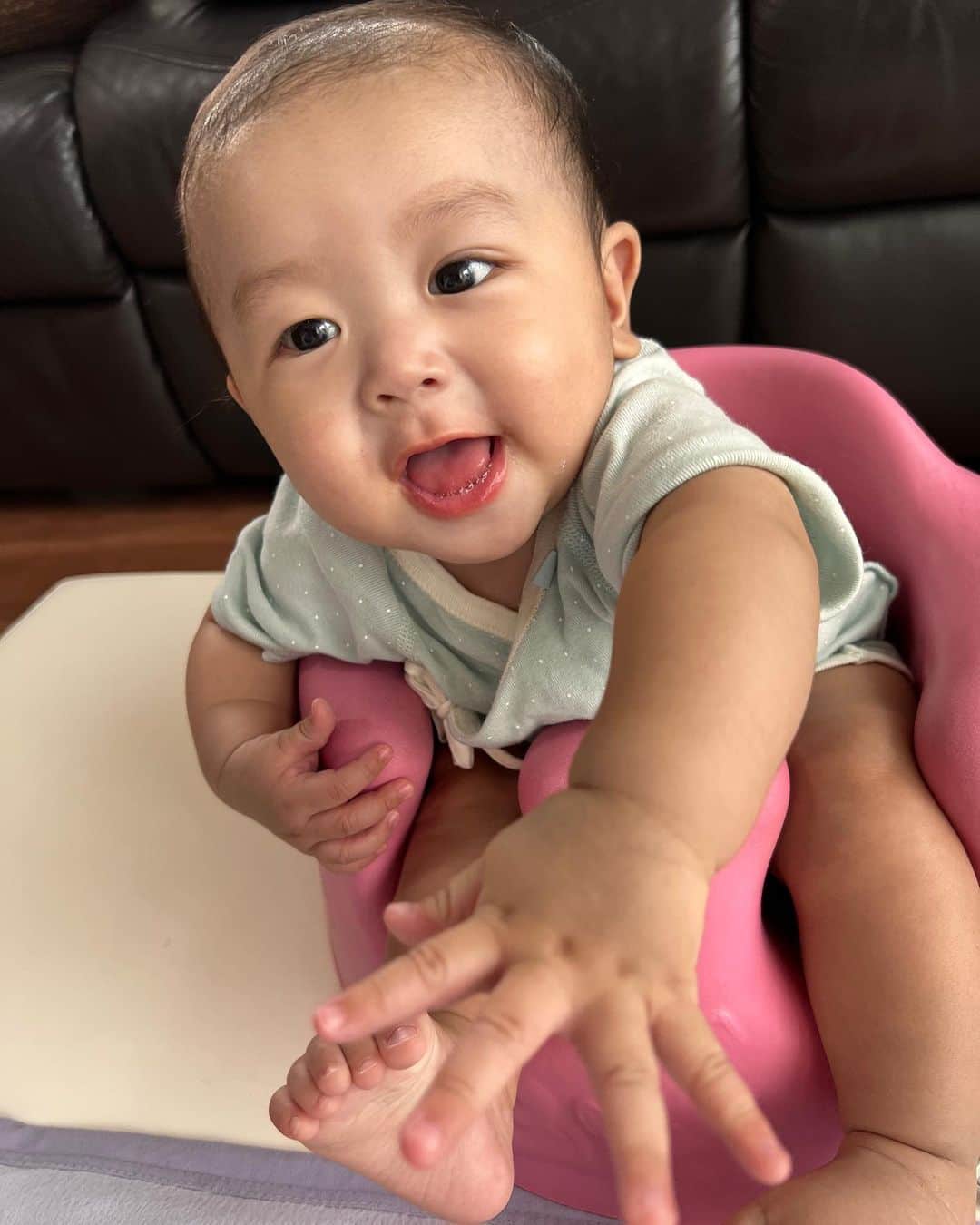 樋浦結花さんのインスタグラム写真 - (樋浦結花Instagram)「・ ご機嫌りっくん🩷  週末はパパとお出かけできるから ずーっと楽しそうだね🤭💕  #生後6ヶ月  #6ヶ月ベビー #第一子出産 #寅年ベビー #新米ママ #子育てママ #令和4年ベビー #12月生まれ #親バカ部 #親バカ #ママリ #ベビフル #コドモノ #赤ちゃんのいる暮らし #赤ちゃんのいる生活 #男の子ママ #男の子ベビー #ベビスタグラム #薄毛ボーイ #薄毛ベビー」6月17日 19時34分 - hiura_yuika