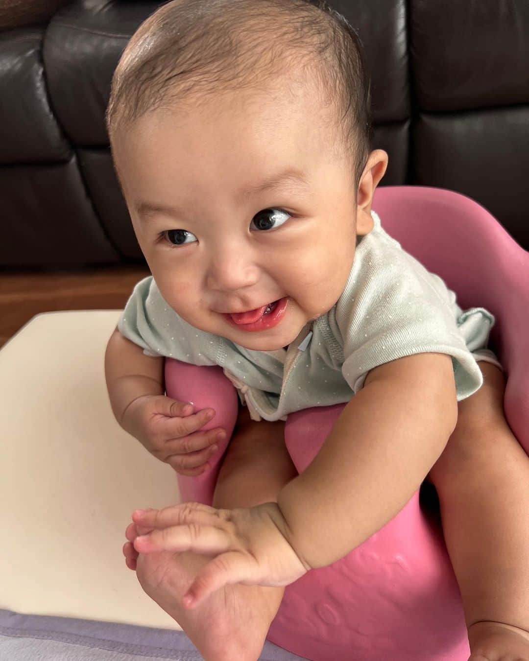 樋浦結花さんのインスタグラム写真 - (樋浦結花Instagram)「・ ご機嫌りっくん🩷  週末はパパとお出かけできるから ずーっと楽しそうだね🤭💕  #生後6ヶ月  #6ヶ月ベビー #第一子出産 #寅年ベビー #新米ママ #子育てママ #令和4年ベビー #12月生まれ #親バカ部 #親バカ #ママリ #ベビフル #コドモノ #赤ちゃんのいる暮らし #赤ちゃんのいる生活 #男の子ママ #男の子ベビー #ベビスタグラム #薄毛ボーイ #薄毛ベビー」6月17日 19時34分 - hiura_yuika
