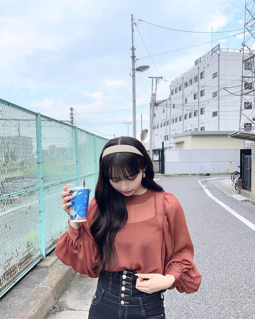 のインスタグラム：「・ アプリコット色のjunoahのトップス🧡私にしては珍しい色だけどいつもと雰囲気変わってとっても可愛かった✨女の子らしいぽわっとしたシルエットで程よく肌が透ける感じが最高に可愛い߹𖥦߹スキニーパンツとの相性も抜群でした🫶🏻このトップスはSHOPLISTでGETしました🛒 ・ このアイテムのIDは【AMTW0003232】です🏷️SHOPLISTで検索できるよ🔍 ・ #SHOPLIST #SHOPLIST購入品 @shoplist_official」