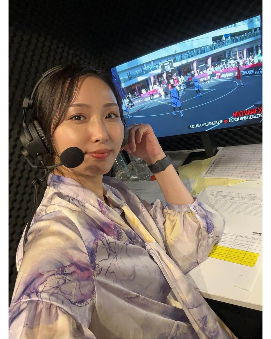 のインスタグラム：「【3×3. EXE PREMIER 2023 Round.4 ALL CONFERENCE】🏀 男子の試合で20試合実況でした🎤  今回は解説の方と別々の個室で実況するという珍しい日😳  そして、解説には現役のSAITAMA WILDBEARS.EXEの上田雅也さん🏀 自分のチームの試合を解説するのもなかなか珍しい🐻👏 初解説で長丁場お疲れ様でした🥹 3×3頑張ってください💪  暑いな〜溶けそうだな〜と思いながらスタジオ入りしたのに 実況が終わって外に出たらもう夜でした🌃  選手の皆さん、30度を超える暑い中お疲れ様でした‼️  明日は男子は決勝トーナメント🏀 私は女子の実況を担当します🎤  明日も暑いと思いますが、頑張ってください⛹️‍♀️☀️  #司会 #mc #モデル #model #リポーター #ナレーター #reporter #ナレーション #スポーツmc  #イベント #イベントmc #神戸麻衣 #3×3 #3×3exepremier #3×3 exe #バスケットボール #basketball」