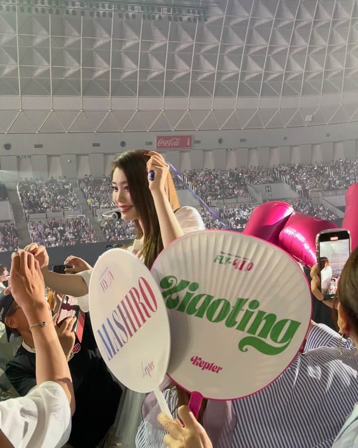 のインスタグラム：「💜🪽 ㅤㅤㅤㅤㅤㅤㅤㅤㅤㅤㅤㅤㅤ Kep1er TOUR 2023 O.O.Oでうるっときたし🥲 メンバーからの最後の挨拶で涙腺崩壊😭 推しのシャオティンは美しく女神🪽✨ 近くを通ってくれて幸せすぎました。 アイドルって本当に輝いていて可愛い🫶🏻🩷 ツアーファイナルお疲れ様でした！ ㅤㅤㅤㅤㅤㅤㅤㅤㅤㅤㅤㅤㅤ #kep1er #kpop #シャオティン #シャオティンペン #kep1er好きな人と繋がりたい  #チェヒョン #可愛すぎる #オタ活 #オタク」