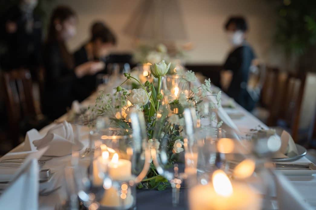 のインスタグラム：「.  Party Room Coordination  おふたりとご家族が囲む テーブルに華やかなお花とキャンドルを  担当させていただいたのは日比谷花壇 @hibiyakadan_kobe   専属のフローリストとのお打合せで花材や花器 キャンドルホルダーなど細部までお打ち合わせを重ね 世界にひとつだけの空間をご用意します  White×Greenを基調としたコーディネートを テーブルランナーのダークグレーが品良く引き締めます  @oriental.hotel.kobe  @oriental.hotel.wedding  @hibiyakadan_kobe  @kobe_laviephotography  @thetreatdressing  @treat_gentleman  #ohk花嫁 #ゲストテーブル装花  #会場コーディネート  #orientalhotel #orientalhotelwedding #オリエンタルホテル #オリエンタルホテル旧居留地」