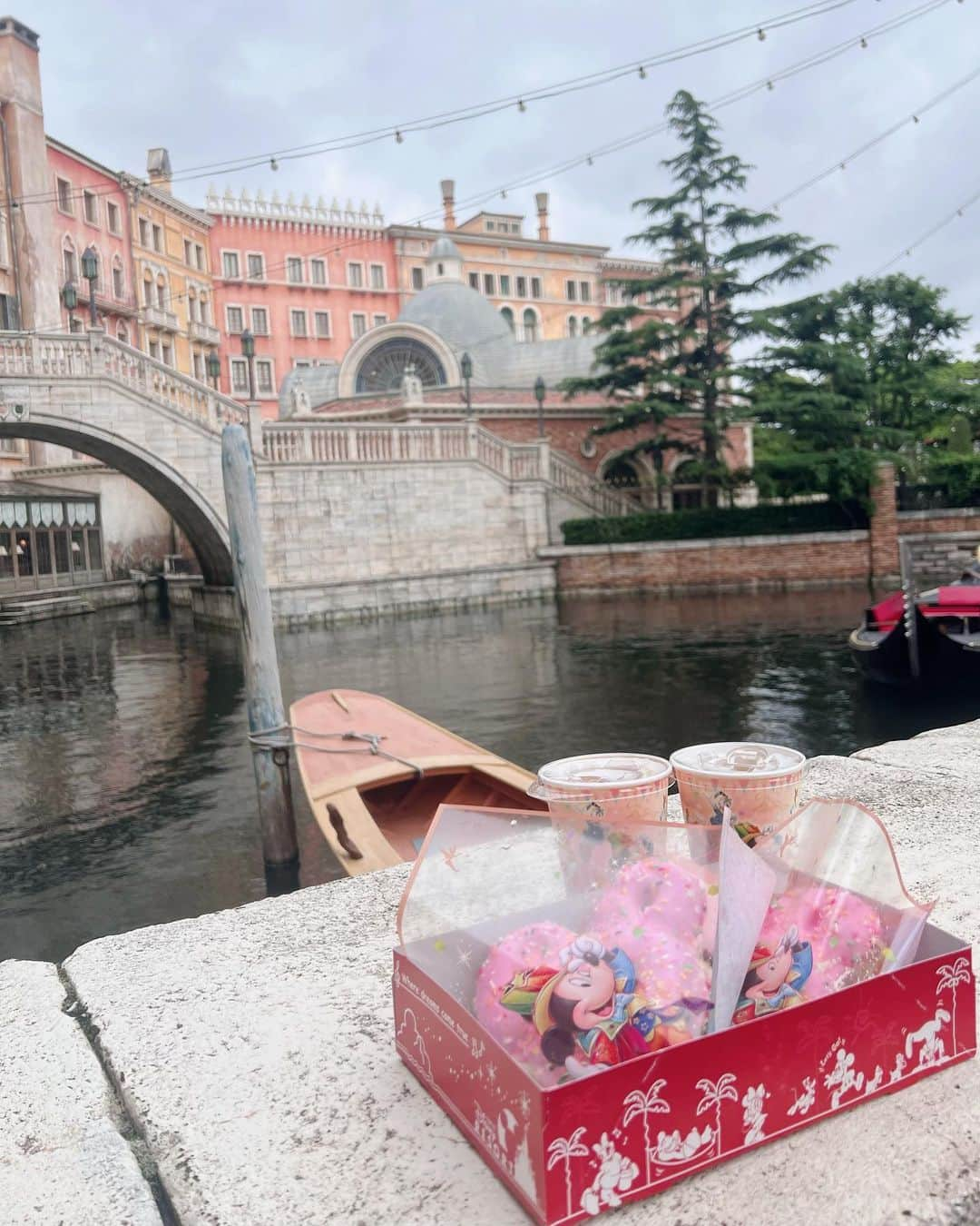 水澤彩佳のインスタグラム：「⁡ ⁡ ⁡ ずっと気になってたドーナッツ🍩🍓 りかたんと食べたよー⸜( ◜࿁◝ )⸝︎︎ ⁡ (崩壊して食べるの大変だた、、笑) ⁡ ⁡ ⁡ ⁡ ⁡  #ディズニー  #ディズニーコーデ  #ディズニーシー  #ディズニーフォトスポット  #ssコロンビア号 #ディズニーカチューシャ #キルティングカチューシャ  #スナイデル #snidel #スナイデルワンピース  #herlipto  #ハーリップトゥー  #白ワンピース  #白ワンピースコーデ」