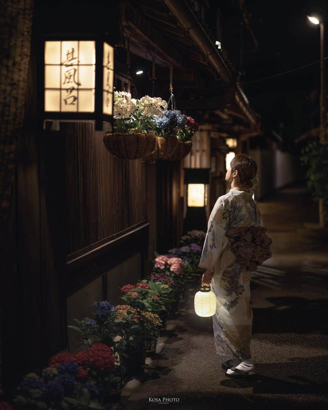 コサさんのインスタグラム写真 - (コサInstagram)「湯浅まちなみ 紫陽花さんぽ  日中も良かったのでライトアップも行ってきました あっ 日中の写真をポスト忘れてますね…😅  湯浅町の古い町並みは風情があり、ライトアップもまた一段と素敵でした😍 メインの甚風呂エリア以外にも、ポイントは幾つかありますので探しながら散策するのも楽しいですよ🎵 . Location:和歌山 / Japan🇯🇵 Date:2023年6月 Camera:Z9 in frame: @chami_2nd Official:@yuasahirogawa_ekiwaku . #あじさい #紫陽花 #湯浅町 #甚風呂 #ポトレファン倶楽部 #ポトレ撮影隊 #jp_mood #jp_portrait部 #何気ない瞬間を残したい #NSG_IG #japan_night_view_member #nikoncreators #nikoncreators_2023joy #暗がり同盟 #未来をえがくキャラis #mf_landscape #Rox_Captures #clv_galerie #raw_japan #deaf_b_j_ #tokyocameraclub #Lovers_Nippon #jgrv_member #team_jp_ #photo_jpn #sorakataphoto #LBJ_KING #nipponpic_member #広がり同盟メンバー #special_spot_legend」6月17日 19時53分 - kosa_photo