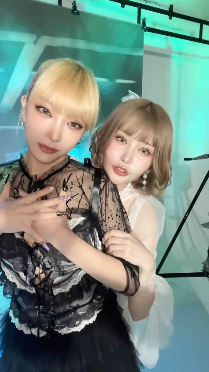 のインスタグラム：「悪魔のキッスがLARME 057に 初登場😈💋  超たまんないカットを 絶対にお見逃しなく🖤🩶🖤🩶  戦慄かなのちゃん( @fabkanano ) かてぃちゃん( @pantykaty ) 悪魔のキッス( @devilschu )  #LARME #larmemagazine #larme057 #ラルム #ファッション絵本  #悪魔のキッス #戦慄かなの #かてぃ #カスタムラブドール」