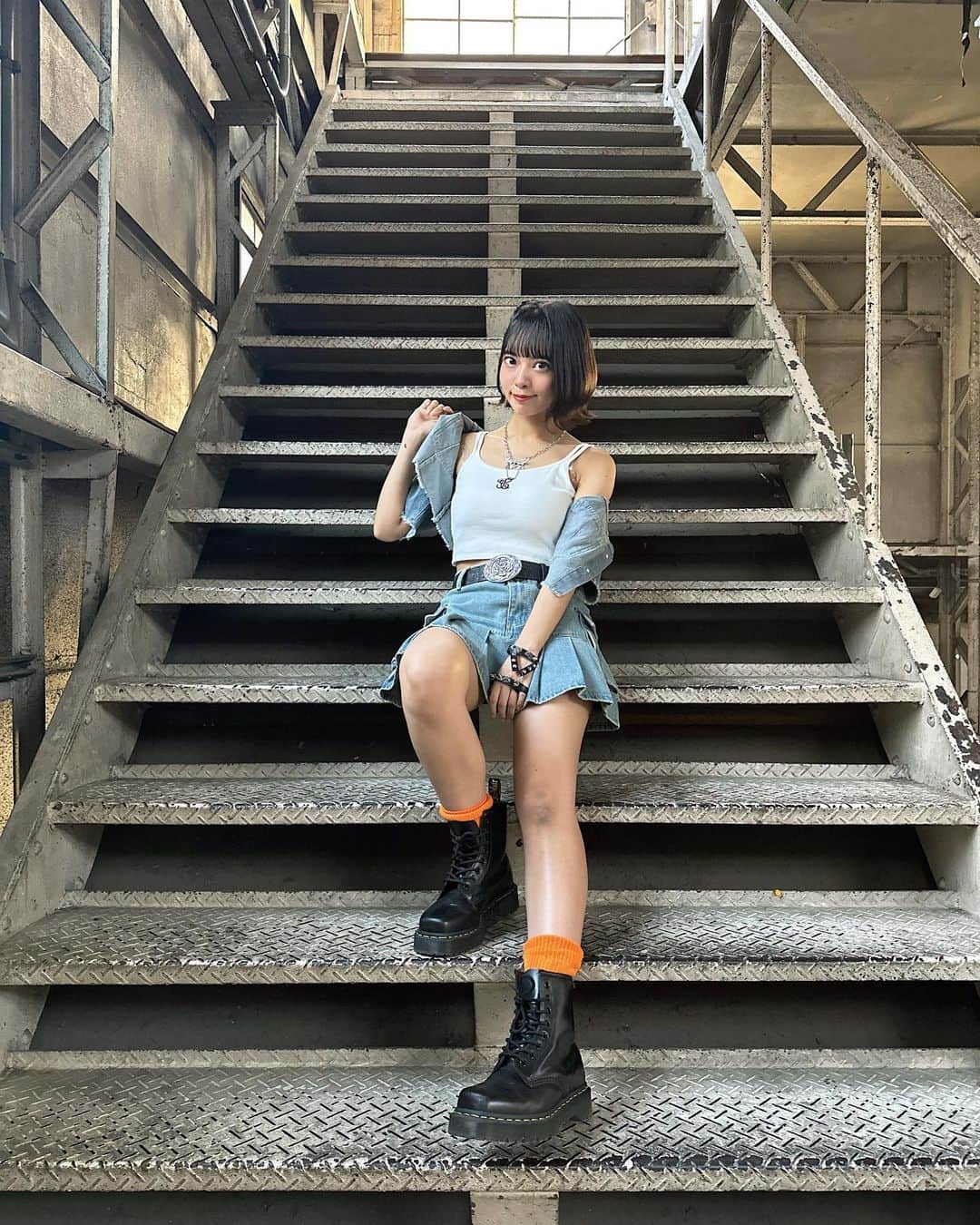 山田寿々さんのインスタグラム写真 - (山田寿々Instagram)「. ⁡ ⁡ ⁡ 全身バージョン⛓🩶 ⁡ ポイントカラーはオレンジになりました。🍊 NMBの時はめっちゃオレンジ好きで衣装とかも 衣装さんにお願いしてオレンジのやつ着させてもらってた😂笑 ⁡ 久しぶりのオレンジでした😽🧡似合う？ ⁡ 髪の毛にもオレンジ色のちょうちょ⋆͛🦋⋆͛着いてるので PVが公開されたらまた見てください🫶 ⁡ ⁡ かっこよさげだけどちょっとセクシーでいいやろ〜！ ⁡ ⁡ ⁡ ⁡ ⁡ #アイドル #アイドル衣装 #ボブ #ボブアレンジ #編み込み #編み込みアレンジ #外ハネボブ #外ハネ #ootd」6月17日 19時46分 - suzu48_tan_1211