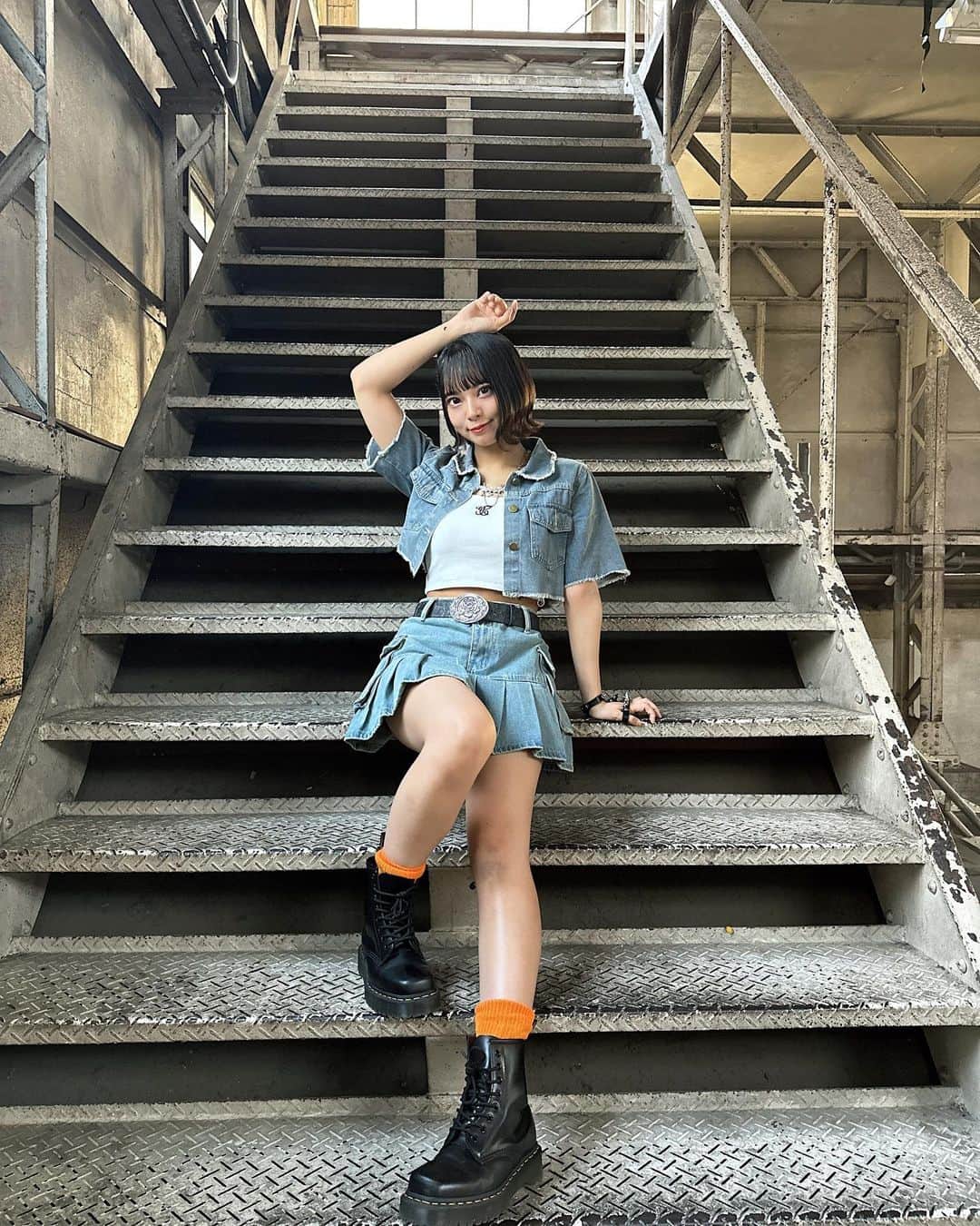山田寿々のインスタグラム：「. ⁡ ⁡ ⁡ 全身バージョン⛓🩶 ⁡ ポイントカラーはオレンジになりました。🍊 NMBの時はめっちゃオレンジ好きで衣装とかも 衣装さんにお願いしてオレンジのやつ着させてもらってた😂笑 ⁡ 久しぶりのオレンジでした😽🧡似合う？ ⁡ 髪の毛にもオレンジ色のちょうちょ⋆͛🦋⋆͛着いてるので PVが公開されたらまた見てください🫶 ⁡ ⁡ かっこよさげだけどちょっとセクシーでいいやろ〜！ ⁡ ⁡ ⁡ ⁡ ⁡ #アイドル #アイドル衣装 #ボブ #ボブアレンジ #編み込み #編み込みアレンジ #外ハネボブ #外ハネ #ootd」