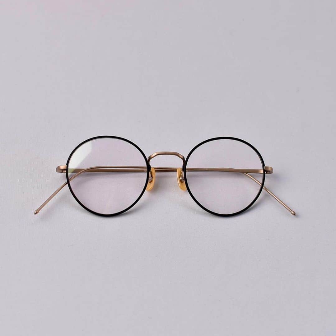 blincvaseさんのインスタグラム写真 - (blincvaseInstagram)「． MIZ DIALOGUEのカスタマイズパターンをご紹介。  モデル「Quintus（45）」をリム周りはマットブラック、ブリッジ、ヨロイ、テンプルをマットゴールドにし、全体を艶消しにして顔馴染みの良い印象で仕上げました。  マット塗装のザラっとした風合いが手に持った時や掛けた時に特有の品を感じさせます。  brand: MIZ DIALOGUE model: Quintus(45) price: 51,700-(w/tax) customize price: ¥6,600-(w/tax)  #miz_dialogue  #経年進化」6月17日 19時47分 - blincvase