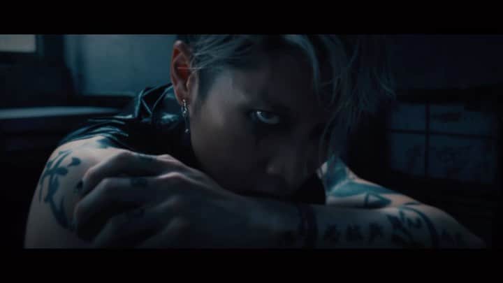 雅-MIYAVI-のインスタグラム：「The wait is over…  The full ver of “RAYS” is out now on YouTube  https://youtu.be/TYLKPb9ciw0  NOILION x MIYAVI “RAYS”   フルver 投下されました  観てね！  🪐」