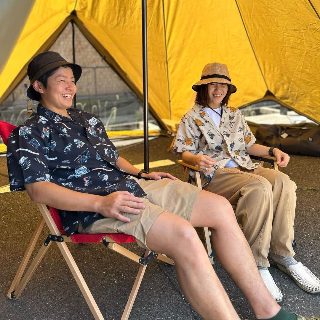 SUNDAY MOUNTAINさんのインスタグラム写真 - (SUNDAY MOUNTAINInstagram)「今日の福井は夏を感じる１日でしたね🌞 さあ夏といえば"アロハシャツ"。 アロハシャツにも色々な素材がありますが、ノースフェイスのアロハシャツはポリエステル素材でできたシャツ。 速乾性があり、通気性も良く、軽い。夏場はTシャツよりも、快適にお洒落に着こなせるアイテムですよ👕 しかも女性には嬉しいUVカット付き🌞🔙  メンズ・ウィメンズ・キッズサイズあるので、 カップルやご家族でお揃いで着るのも可愛いです♡  真夏のキャンプはノースフェイスの アロハベントシャツで決まりです☝️  ▶︎THE NORTH FACE S/S Aloha Vent Shirt men's ¥15,400 women's ¥15,400 kid's ¥8,800  #THEGATE #福井 #thenorthface  #ノースフェイス #ノースフェイスコーデ #ノースフェイス男子 #ノースフェイス女子 #キャンプウェア #アロハシャツコーデ  #アロハベントシャツ #ペアルックコーデ  #ファミリーコーデ」6月17日 19時49分 - sundaymountain