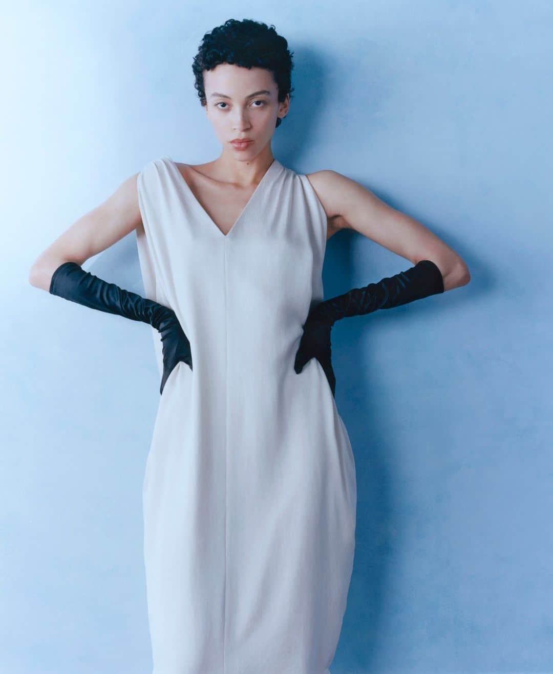 カシミ オムのインスタグラム：「Our Autumn Winter 23 collection features womenswear pieces that emphasise fluidity. Achieved through the careful craftsmanship of silhouettes. ⁠ ⁠ Featured here, is our LAJWA DRAPE DRESS in PEARL WHITE. ⁠ ⁠ Our first Autumn Winter drop is available to shop online now.⁠ ⁠ ⁠#QASIMIAW23⁠ ⁠ Photographer: Lucie Rox @lucieroxxx⁠ Stylist: Nell Kalonji @nellkalonji⁠ Make-up: Celia Burton @celiaburtonmakeup⁠ Hairstylist: Sophie Jane Anderson @sophie_jane_anderson⁠ Set Designer: Hannah Georgia Currell⁠」