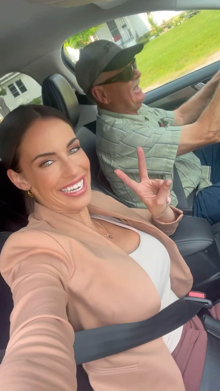 ジェシカ・ロウンズのインスタグラム：「One of the highlights of the week: laughing all the way to and from set every day! ✨ Week 1 of filming is officially in the can! Hope everyone has an amazing weekend!!! (I really gotta stop throwing up ✌🏻signs in every photo 😂)」