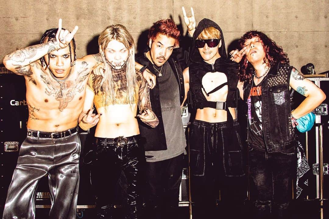 Kenta Koieさんのインスタグラム写真 - (Kenta KoieInstagram)「SATANIC CARNIVAL最高に楽しかった、活動再開の目処がついてない時から誘ってくれたI.S.Oさんにはマジで感謝です。  そして解き放たれた皆んなの声、熱量全部俺たちに伝わってきたよ🔥  来週はDEAD POP😈 また大事な一本、更にやばいステージを見せるし最高の空間を皆んなで作ろう！  Photo by @cazrowaoki」6月17日 19時51分 - kencrossfaith