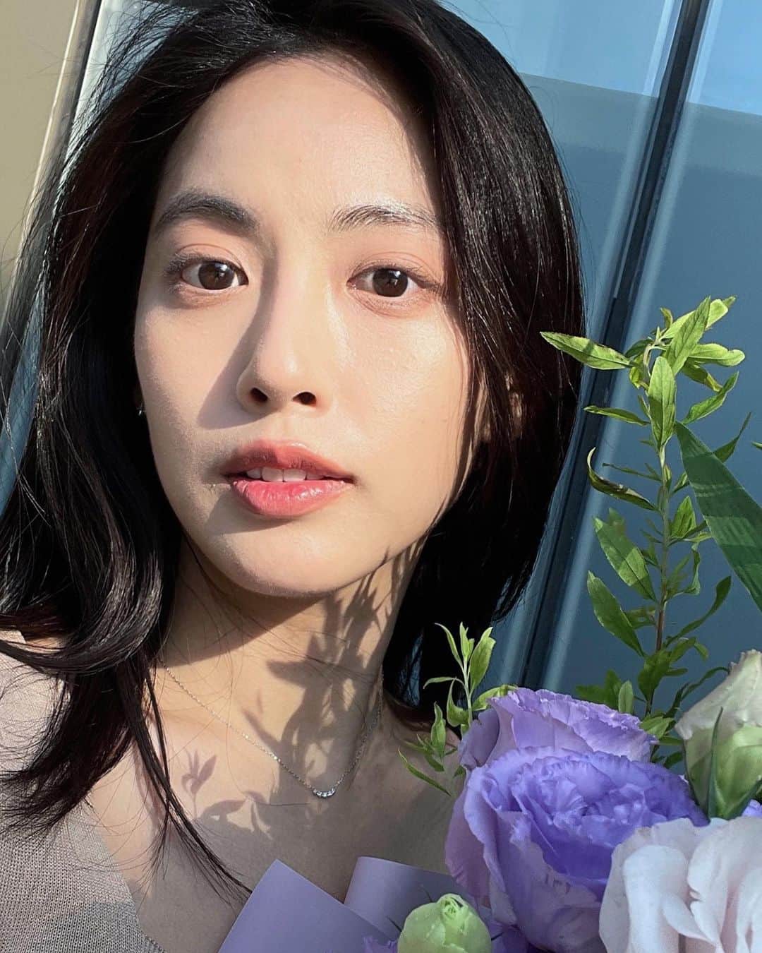 パン・ソヨンのインスタグラム：「유독 더울거라 계속 겁주는 이번 여름을 맞이하는 마음 모든일은 계절 같다고 생각하면 조금 괜찮아지지만 또 문득 지난 여름을 곱씹어보기도 하니까」