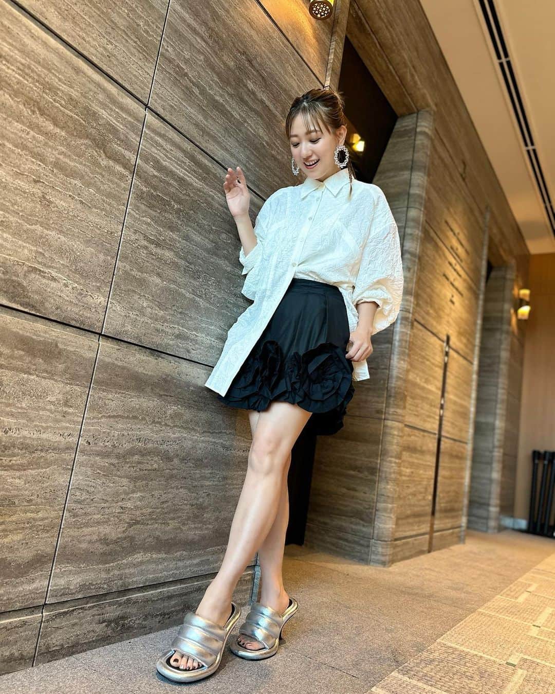 伊藤千晃のインスタグラム：「今日は素敵なリリースイベントでした☺️ ⁡ みんなとは音楽を通してずっと一緒に過ごしてきたから、 ⁡ 一緒に歌えたり、掛け合いできるのって、 やっぱり楽しかったな😉🎵💕 ⁡ tops,pants @_irene__official_  ⁡ hair&make @nami5757  stylist @utsumisaoriii  ⁡ #青山グランドホール  #白黒コーデ」