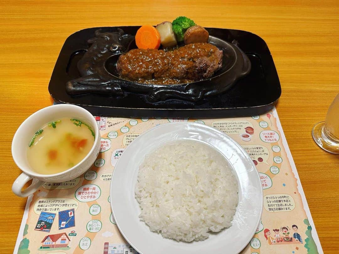 深水元基のインスタグラム：「先日の静岡ロケにて ランチに「さわやか」でハンバーグ。 静岡は朝ラー文化があるようなので朝食に「マルナカ」でラーメンいただきました^o^  美味しゅうございましたm(__)m」