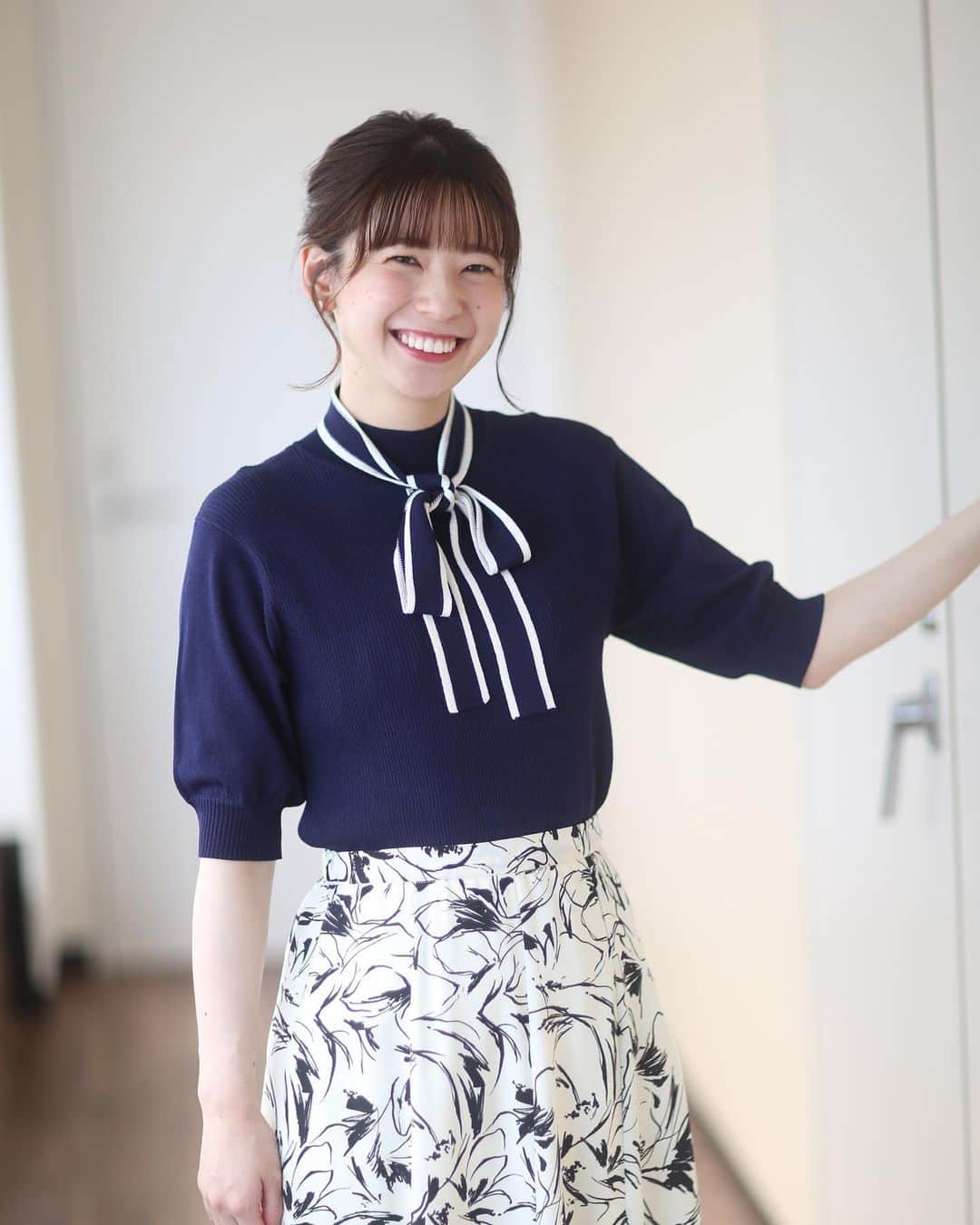 のインスタグラム：「. 6月16日アフタヌーン🐕 衣装協力👗  ●tops:Andemiuさん @andemiu_official  ●skirt:mysty womanさん @mystywoman_com  ●earring:Joueteさん @joueteofficial  素敵な衣装ありがとうございました🌼  #ウェザーニュースキャスター #ウェザーニュースlive  #キャスター衣装 #衣装協力」